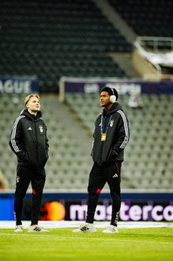 Andreas Schjelderup ve Joshua Wynder, Newcastle United FC ile SL Benfica (Maciej Rogowski / Ball Raw Images) arasındaki Şampiyonlar Ligi faz maçında)