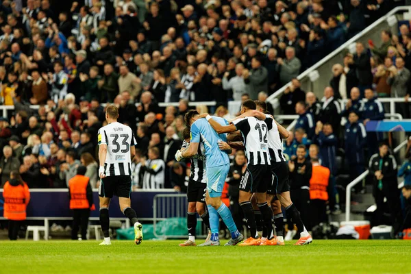 Newcastle oyuncuları, Newcastle United FC ve SL Benfica (Maciej Rogowski / Ball Raw Images) arasındaki Şampiyonlar Ligi faz maçında gol üstüne gol atarken görüldü)
