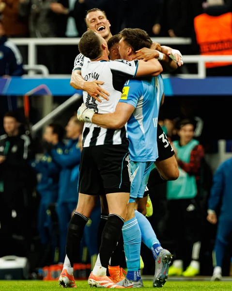 Dan Burn, Sven Botman ve Nick Pope, Newcastle United FC ile SL Benfica (Maciej Rogowski / Ball Raw Images) arasındaki Şampiyonlar Ligi faz maçında gol üstüne gol atarken görüldü.)