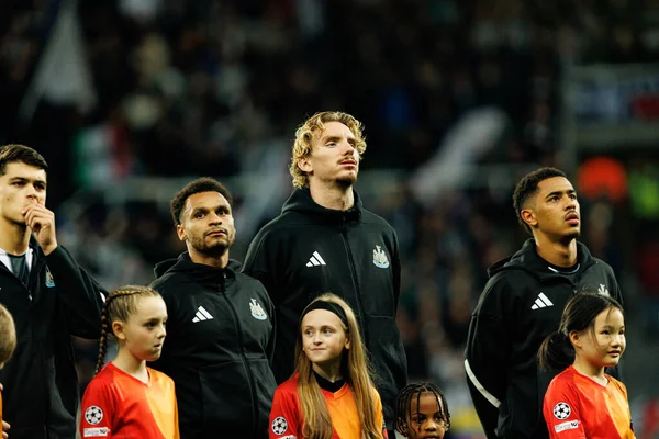 Jacob Murphy, Nick Woltemade ve Jacob Ramsey, Newcastle United FC ile SL Benfica (Maciej Rogowski / Ball Raw Images) arasındaki Şampiyonlar Ligi faz maçında görüldü.)