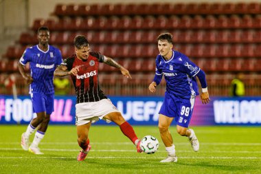 Victor Billacanas Morales ve Pablo Rodriguez, UEFA Konferans Ligi faz maçında Lincoln Red Imps ve Lech Poznan (Maciej Rogowski / Ball Raw Images) takımları arasında görüldü.)