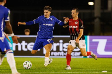 Pablo Rodriguez ve Toni Kolega, Lincoln Red Imps ve Lech Poznan (Maciej Rogowski / Ball Raw Images) takımları arasında oynanan UEFA Konferans Ligi faz maçında görüldü.)