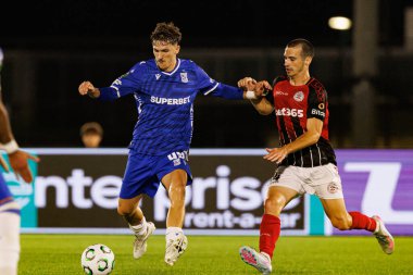 Pablo Rodriguez ve Toni Kolega, Lincoln Red Imps ve Lech Poznan (Maciej Rogowski / Ball Raw Images) takımları arasında oynanan UEFA Konferans Ligi faz maçında görüldü.)