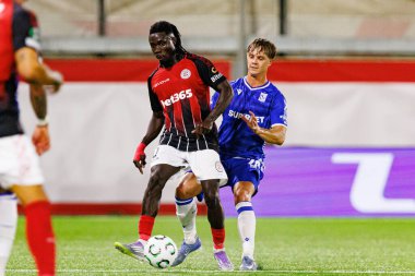 Boubacar Sidik Dabo ve Robert Gumny, Lincoln Red Imps ve Lech Poznan (Maciej Rogowski / Ball Raw Images) takımları arasında oynanan UEFA Konferans Ligi faz maçında)