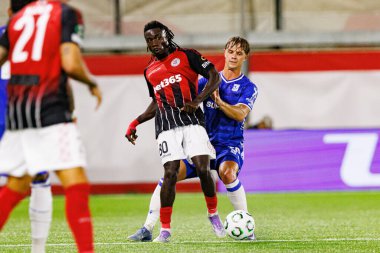 Boubacar Sidik Dabo ve Robert Gumny, Lincoln Red Imps ve Lech Poznan (Maciej Rogowski / Ball Raw Images) takımları arasında oynanan UEFA Konferans Ligi faz maçında)