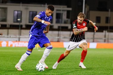 Bryan Fiabema ve Mandi, Lincoln Red Imps ve Lech Poznan (Maciej Rogowski / Ball Raw Images) takımları arasında oynanan UEFA Konferans Ligi faz maçında görüldü.) 