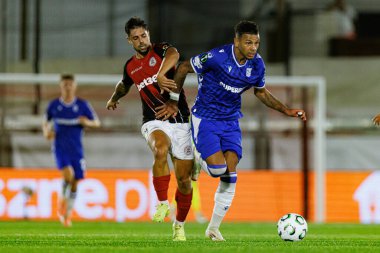 Kike Gomez ve Bryan Fiabema, Lincoln Red Imps ve Lech Poznan (Maciej Rogowski / Ball Raw Images) takımları arasında oynanan UEFA Konferans Ligi faz oyunu sırasında görüldü.)