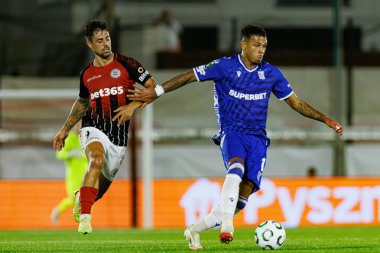 Kike Gomez ve Bryan Fiabema, Lincoln Red Imps ve Lech Poznan (Maciej Rogowski / Ball Raw Images) takımları arasında oynanan UEFA Konferans Ligi faz oyunu sırasında görüldü.)