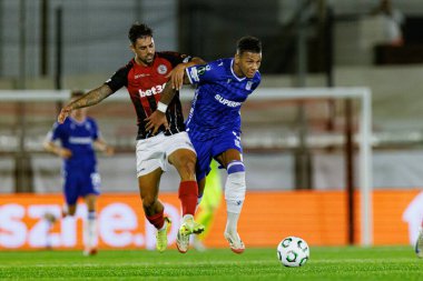 Kike Gomez ve Bryan Fiabema, Lincoln Red Imps ve Lech Poznan (Maciej Rogowski / Ball Raw Images) takımları arasında oynanan UEFA Konferans Ligi faz oyunu sırasında görüldü.)