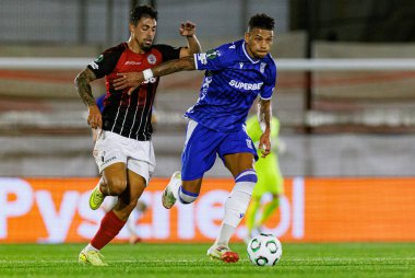 Kike Gomez ve Bryan Fiabema, Lincoln Red Imps ve Lech Poznan (Maciej Rogowski / Ball Raw Images) takımları arasında oynanan UEFA Konferans Ligi faz oyunu sırasında görüldü.)