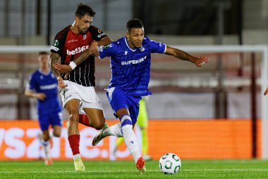 Kike Gomez ve Bryan Fiabema, Lincoln Red Imps ve Lech Poznan (Maciej Rogowski / Ball Raw Images) takımları arasında oynanan UEFA Konferans Ligi faz oyunu sırasında görüldü.)