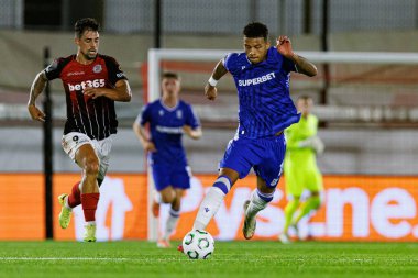Kike Gomez ve Bryan Fiabema, Lincoln Red Imps ve Lech Poznan (Maciej Rogowski / Ball Raw Images) takımları arasında oynanan UEFA Konferans Ligi faz oyunu sırasında görüldü.)