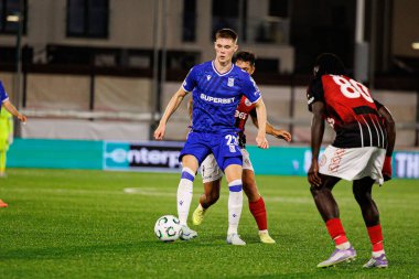 Gisli Thordarson ve Kike Gomez, Lincoln Red Imps ve Lech Poznan (Maciej Rogowski / Ball Raw Images) takımları arasında oynanan UEFA Konferans Ligi faz maçında görüldü.)