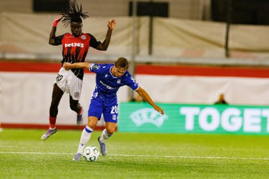 Robert Gumny ve Boubacar Sidik Dabo, Lincoln Red Imps ve Lech Poznan (Maciej Rogowski / Ball Raw Images) takımları arasında oynanan UEFA Konferans Ligi faz maçında görüldü.)