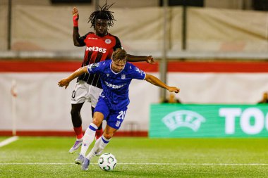 Robert Gumny ve Boubacar Sidik Dabo, Lincoln Red Imps ve Lech Poznan (Maciej Rogowski / Ball Raw Images) takımları arasında oynanan UEFA Konferans Ligi faz maçında görüldü.)