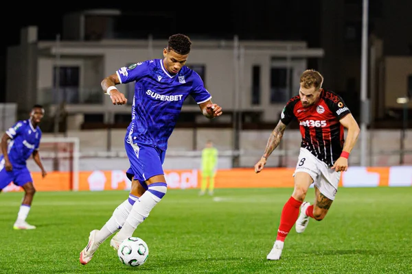 Bryan Fiabema ve Mandi, Lincoln Red Imps ve Lech Poznan (Maciej Rogowski / Ball Raw Images) takımları arasında oynanan UEFA Konferans Ligi faz maçında görüldü.) 