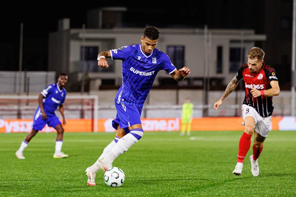 Bryan Fiabema, Lincoln Red Imps ve Lech Poznan (Maciej Rogowski / Ball Raw Images) takımları arasında oynanan UEFA Konferans Ligi faz oyunu sırasında görüldü)