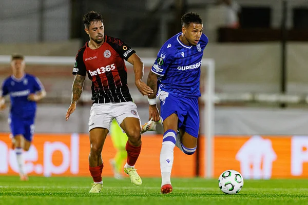 Kike Gomez ve Bryan Fiabema, Lincoln Red Imps ve Lech Poznan (Maciej Rogowski / Ball Raw Images) takımları arasında oynanan UEFA Konferans Ligi faz oyunu sırasında görüldü.)