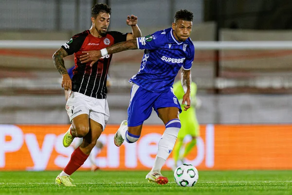 Kike Gomez ve Bryan Fiabema, Lincoln Red Imps ve Lech Poznan (Maciej Rogowski / Ball Raw Images) takımları arasında oynanan UEFA Konferans Ligi faz oyunu sırasında görüldü.)
