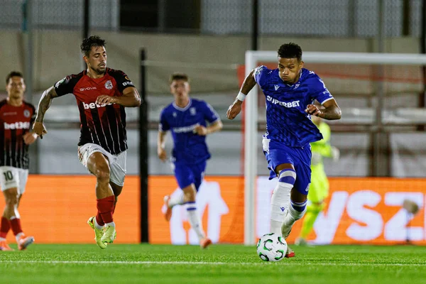 Kike Gomez ve Bryan Fiabema, Lincoln Red Imps ve Lech Poznan (Maciej Rogowski / Ball Raw Images) takımları arasında oynanan UEFA Konferans Ligi faz oyunu sırasında görüldü.)