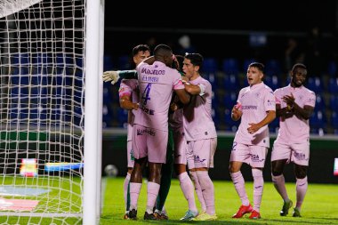 Gil Vicente 'nin oyuncuları, FC Alverca ve Gil Vicente FC (Maciej Rogowski / Ball Raw Images) takımları arasında oynanan Liga Portekiz maçı sırasında Andrew Ventura' dan penaltı kurtarışı sonrasında kutlarken görüldü.)
