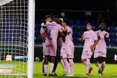 Gil Vicente 'nin oyuncuları, FC Alverca ve Gil Vicente FC (Maciej Rogowski / Ball Raw Images) takımları arasında oynanan Liga Portekiz maçı sırasında Andrew Ventura' dan penaltı kurtarışı sonrasında kutlarken görüldü.)