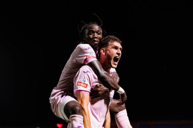 Joelson Fernandes ve Santi Garcia, FC Alverca ve Gil Vicente FC (Maciej Rogowski / Ball Raw Images) takımları arasındaki Liga Portekiz maçında gol attıktan sonra kutlama yaparken görüldü.)