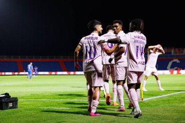 Gil Vicente 'nin oyuncuları Liga Portekiz maçında Luis Esteves' ten gol üstüne gol atarken FC Alverca ve Gil Vicente FC (Maciej Rogowski / Ball Raw Images)