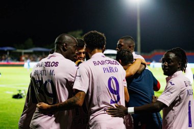 Gil Vicente 'nin oyuncuları Liga Portekiz maçında Luis Esteves' ten gol üstüne gol atarken FC Alverca ve Gil Vicente FC (Maciej Rogowski / Ball Raw Images)