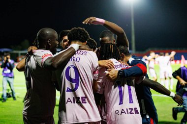 Gil Vicente 'nin oyuncuları Liga Portekiz maçında Luis Esteves' ten gol üstüne gol atarken FC Alverca ve Gil Vicente FC (Maciej Rogowski / Ball Raw Images)