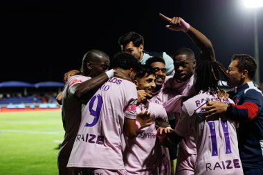 Gil Vicente 'nin oyuncuları Liga Portekiz maçında Luis Esteves' ten gol üstüne gol atarken FC Alverca ve Gil Vicente FC (Maciej Rogowski / Ball Raw Images)
