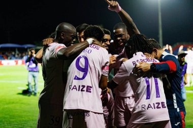 Gil Vicente 'nin oyuncuları Liga Portekiz maçında Luis Esteves' ten gol üstüne gol atarken FC Alverca ve Gil Vicente FC (Maciej Rogowski / Ball Raw Images)