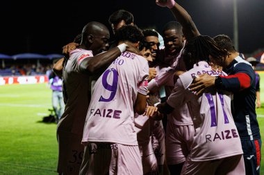 Gil Vicente 'nin oyuncuları Liga Portekiz maçında Luis Esteves' ten gol üstüne gol atarken FC Alverca ve Gil Vicente FC (Maciej Rogowski / Ball Raw Images)