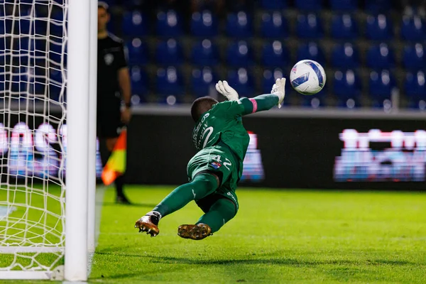 Andrew Ventura, Liga Portekiz maçında FC Alverca ve Gil Vicente FC (Maciej Rogowski / Ball Raw Images) takımları arasında penaltı kaydederken görüldü.)