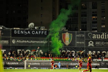 Liga Portekiz maçında Estrela Amadora ve Rio Ave FC takımları arasında Estadio Jose Gomes 'de (Maciej Rogowski / Ball Raw Images) görülen havai fişekli Estrela taraftarları)