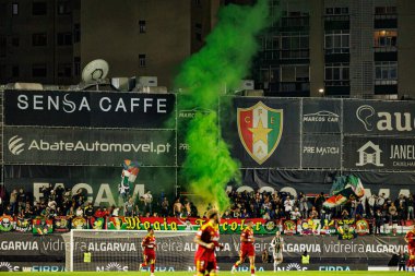 Liga Portekiz maçında Estrela Amadora ve Rio Ave FC takımları arasında Estadio Jose Gomes 'de (Maciej Rogowski / Ball Raw Images) görülen havai fişekli Estrela taraftarları)