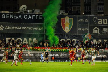 Liga Portekiz maçında Estrela Amadora ve Rio Ave FC takımları arasında Estadio Jose Gomes 'de (Maciej Rogowski / Ball Raw Images) görülen havai fişekli Estrela taraftarları)