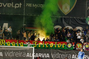 Estrela taraftarları Liga Portekiz maçında Estrela Amadora ve Rio Ave FC takımları arasında Estadio Jose Gomes 'de (Maciej Rogowski / Ball Raw Images) havai fişeklerle görüldüler.)