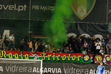Estrela taraftarları Liga Portekiz maçında Estrela Amadora ve Rio Ave FC takımları arasında Estadio Jose Gomes 'de (Maciej Rogowski / Ball Raw Images) havai fişeklerle görüldüler.)