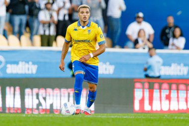 Antef Tsoungui, Liga Portekiz maçı sırasında Estoril Praia ve CD Nacional takımları arasında Estadio Antonio Coimbra da Mota (Maciej Rogowski / Ball Raw Images)