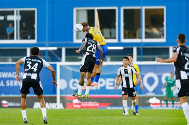 Igor Liziero ve Nodar Lominadze, Liga Portekiz maçı sırasında Estoril Praia ve CD Nacional takımları arasında Estadio Antonio Coimbra da Mota 'da (Maciej Rogowski / Ball Raw Images)