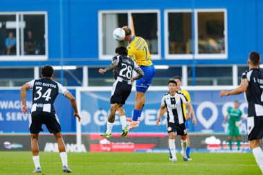Igor Liziero ve Nodar Lominadze, Liga Portekiz maçı sırasında Estoril Praia ve CD Nacional takımları arasında Estadio Antonio Coimbra da Mota 'da (Maciej Rogowski / Ball Raw Images)