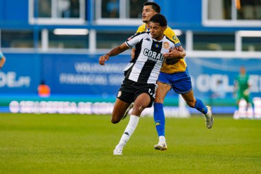 Matheus Dias ve Andre Lacximicant, Liga Portekiz maçı sırasında Estoril Praia ve CD Nacional takımları arasında Estadio Antonio Coimbra da Mota 'da (Maciej Rogowski / Ball Raw Images)