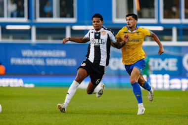 Matheus Dias ve Andre Lacximicant, Liga Portekiz maçı sırasında Estoril Praia ve CD Nacional takımları arasında Estadio Antonio Coimbra da Mota 'da (Maciej Rogowski / Ball Raw Images)
