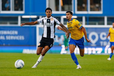 Matheus Dias ve Andre Lacximicant, Liga Portekiz maçı sırasında Estoril Praia ve CD Nacional takımları arasında Estadio Antonio Coimbra da Mota 'da (Maciej Rogowski / Ball Raw Images)