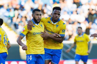Yanis Begraoui ve Goncalo Costa, Liga Portekiz maçında GD Estoril Praia ve CD Nacional takımları arasında Estadio Antonio Coimbra da Mota (Maciej Rogowski / Ball Raw Images) maçında gol attıktan sonra kutlama yaparken görüldü.)