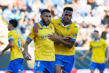 Yanis Begraoui ve Goncalo Costa, Liga Portekiz maçında GD Estoril Praia ve CD Nacional takımları arasında Estadio Antonio Coimbra da Mota (Maciej Rogowski / Ball Raw Images) maçında gol attıktan sonra kutlama yaparken görüldü.)