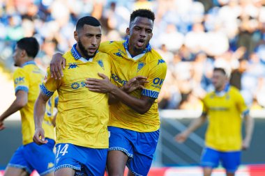 Yanis Begraoui ve Goncalo Costa, Liga Portekiz maçında GD Estoril Praia ve CD Nacional takımları arasında Estadio Antonio Coimbra da Mota (Maciej Rogowski / Ball Raw Images) maçında gol attıktan sonra kutlama yaparken görüldü.)