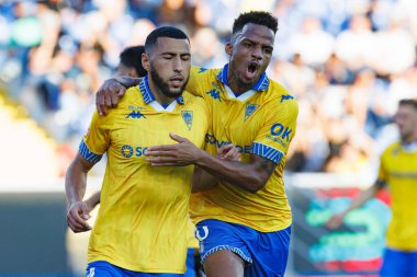 Yanis Begraoui ve Goncalo Costa, Liga Portekiz maçında GD Estoril Praia ve CD Nacional takımları arasında Estadio Antonio Coimbra da Mota (Maciej Rogowski / Ball Raw Images) maçında gol attıktan sonra kutlama yaparken görüldü.)