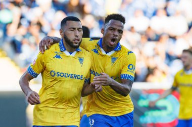 Yanis Begraoui ve Goncalo Costa, Liga Portekiz maçında GD Estoril Praia ve CD Nacional takımları arasında Estadio Antonio Coimbra da Mota (Maciej Rogowski / Ball Raw Images) maçında gol attıktan sonra kutlama yaparken görüldü.)